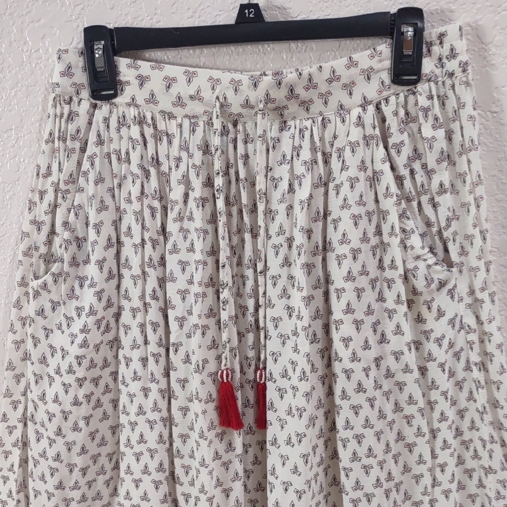 ZARA TRAFALUC Patterned Cream Skirt with Black and Red Accents - Picture 5 of 17